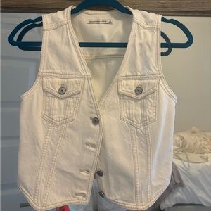 Abercrombie Jean white vest- never worn